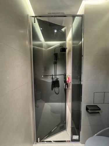 Giải pháp tối ưu không gian: Cabin tắm góc 135 độ trượt 2 cánh