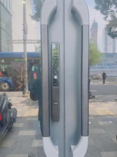 Bàn Giao Công Trình Lắp Đặt Khóa Điện Tử Siker KTS 142.3D Màu Đen Tại Quận 3 Cho Cửa Nhôm Xingfa