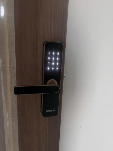 BÀN GIAO CÔNG TRÌNH QUẬN TÂN PHÚ: LẮP ĐẶT KHÓA CỬA KÍNH THÔNG MINH SIKER KTS 100 CHÍNH HÃNG